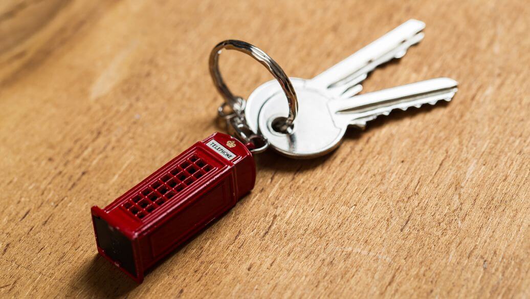 回到家发现忘带钥匙，去找女友拿钥匙的路上发生交通事故能算工伤吗？
